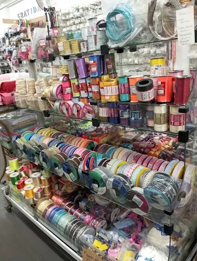 Vitrine com fitas decorativas e carretéis estampados