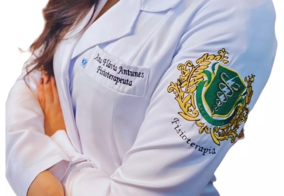 Jaleco branco bordado com nome e profissão personalizados — exemplo fisioterapeuta